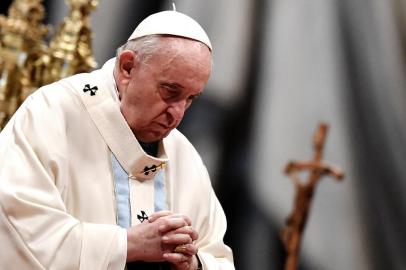 O Papa Francisco celebra a missa do dia de Ano Novo na Basílica de São Pedro no Vaticano em 1º de janeiro de 2022. (Foto: Tiziana FABI / AFP)<!-- NICAID(14982228) -->