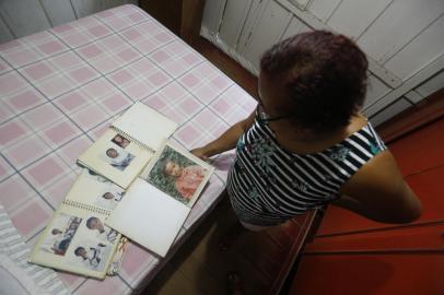 Santa Maria, RS, Brasil, 13/01/2023 - Maria Aparecida Neves, 64 anos, é mãe de Augusto Cezar Neves, 19, um dos jovens que morreu durante incêndio da boate Kiss há dez anos em Santa Maria - Foto: Lauro Alves/Agência RBS<!-- NICAID(15320852) -->