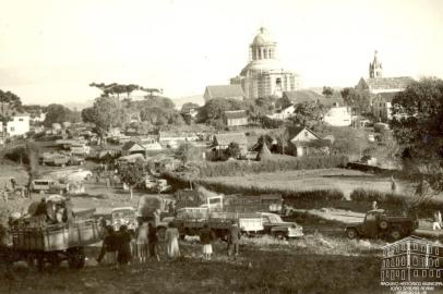 Os 60 anos do novo Santuário de Caravaggio, inaugurado em 3 de fevereiro de 1963. Na foto, do início dos anos 1960,as obras de construção do novo Santuário de Caravaggio (ao fundo, no centro) e, à direita, parte da antiga igreja e do campanário.<!-- NICAID(15331986) -->