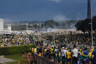 Bolsonaristas invadem o Congresso NacionalDF - LULA/VITÓRIA/ATOS ANTIDEMOCRÁTICOS/CONGRESSO/INVASÃO - GERAL - Apoiadores do ex-presidente Jair Bolsonaro se aproximam da Praça dos Três Poderes, em Brasília, neste domingo (8).   Os participantes de atos antidemocráticos que invadiram na tarde deste domingo as sedes dos Três Poderes em   Brasília promoveram quebradeira no Palácio do Planalto, no Congresso Nacional, e no Plenário do Supremo Tribunal   Federal (STF).    08/01/2023 - Foto: LUCAS NEVES/ENQUADRAR/ESTADÃO CONTEÚDOEditoria: GERALLocal: BRASÍLIAIndexador: LUCAS NEVESFonte: Agencia EnquadrarFotógrafo: ENQUADRAR<!-- NICAID(15315313) -->