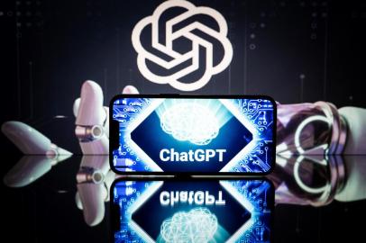 This picture taken on January 23, 2023 in Toulouse, southwestern France, shows screens displaying the logos of OpenAI and ChatGPT. - ChatGPT is a conversational artificial intelligence software application developed by OpenAI. (Photo by Lionel BONAVENTURE / AFP)Editoria: FINLocal: ToulouseIndexador: LIONEL BONAVENTURESecao: computing and information technoFonte: AFPFotógrafo: STF<!-- NICAID(15330089) -->