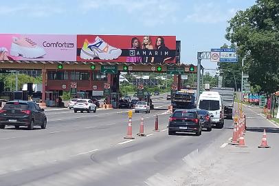 *A PEDIDO DE JOCIMAR FARINA* Praça de Pedágio de Campo Bom recebe painéis de publicidade - Foto: Raul Neto/Imobi<!-- NICAID(15333461) -->