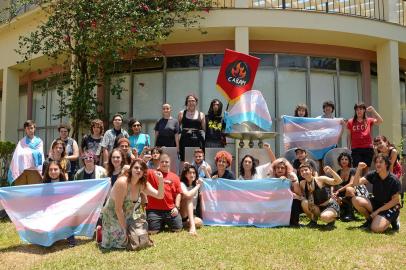 UFRGS faz foto coletiva para celebrar Dia Nacional da Visibilidade Trans<!-- NICAID(15333548) -->