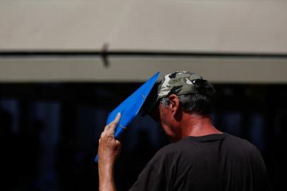 Porto Alegre, RS, Brasil, 27/01/2023 - Tarde de calor intenso com temperatura acima de 36º em Porto Alegre - Foto: Jonathan Heckler/Agência RBS<!-- NICAID(15333520) -->