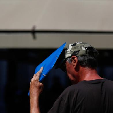 Porto Alegre, RS, Brasil, 27/01/2023 - Tarde de calor intenso com temperatura acima de 36º em Porto Alegre - Foto: Jonathan Heckler/Agência RBS<!-- NICAID(15333520) -->