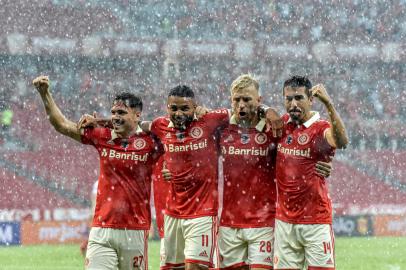 RS - CAMPEONATO GAÚCHO/INTERNACIONAL  X  SÃO LUIZ   - ESPORTES - Jogadores do Inter comemoram gol de Wanderson durante a partida entre   Internacional X São Luiz realizada na tarde deste sábado (28) no estádio Beira-  Rio, Zona Sul de Porto Alegre (RS), pela terceira rodada do Campeonato Gaúcho.     25/01/2023 - Foto: WESLEY SANTOS/ESTADÃO CONTEÚDO<!-- NICAID(15334150) -->