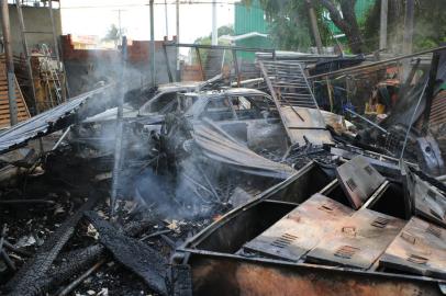 Canoas, RS, Brasil, 30/01/2023 - Incêndio em borracharia em Canoas - Foto: Ronaldo Bernardi/Agência RBS<!-- NICAID(15334757) -->