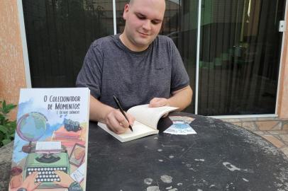 O caxiense autografa ¿O colecionador de momentos e outras crônicas¿ no próximo sábado (04/02)Quatro anos depois de lançar o seu segundo livro, o escritor e jornalista caxiense Gustavo Tamagno Martins, 22 anos, apresenta aos leitores a sua nova obra intitulada ¿O colecionador de momentos e outras crônicas¿. O novo título do jovem será lançado no Zarabatana Café, junto ao Centro de Cultura Dr. Henrique Ordovás Filho (Rua Luiz Antunes, 312 - bairro Panazzolo), no próximo sábado (04/02), a partir das 18h. No evento haverá a venda de exemplares e a sessão de autógrafos com o autor.<!-- NICAID(15334815) -->