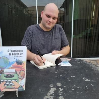 O caxiense autografa ¿O colecionador de momentos e outras crônicas¿ no próximo sábado (04/02)Quatro anos depois de lançar o seu segundo livro, o escritor e jornalista caxiense Gustavo Tamagno Martins, 22 anos, apresenta aos leitores a sua nova obra intitulada ¿O colecionador de momentos e outras crônicas¿. O novo título do jovem será lançado no Zarabatana Café, junto ao Centro de Cultura Dr. Henrique Ordovás Filho (Rua Luiz Antunes, 312 - bairro Panazzolo), no próximo sábado (04/02), a partir das 18h. No evento haverá a venda de exemplares e a sessão de autógrafos com o autor.<!-- NICAID(15334815) -->