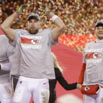 KANSAS CITY, MISSOURI - JANUARY 29: Travis Kelce #87 of the Kansas City Chiefs celebrates after defeating the Cincinnati Bengals 23-20 in the AFC Championship Game at GEHA Field at Arrowhead Stadium on January 29, 2023 in Kansas City, Missouri.   David Eulitt/Getty Images/AFP (Photo by David Eulitt / GETTY IMAGES NORTH AMERICA / Getty Images via AFP)<!-- NICAID(15334866) -->