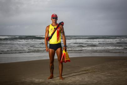 TRAMANDAÍ, RS, BRASIL - 2023.01.15 - Retrato para a série A Praia de Cada Um. Na foto: Ricardo Beskow, guarda-vida. (Foto: ANDRÉ ÁVILA/ Agência RBS)<!-- NICAID(15326108) -->