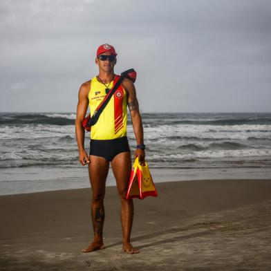 TRAMANDAÍ, RS, BRASIL - 2023.01.15 - Retrato para a série A Praia de Cada Um. Na foto: Ricardo Beskow, guarda-vida. (Foto: ANDRÉ ÁVILA/ Agência RBS)<!-- NICAID(15326108) -->