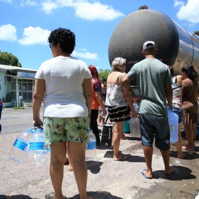 Sapucaia do Sul, RS, BRASIL, 30/01/2023- Distribuição de água na Rua José Alencar em Sapucaia do Sul. Foto: Ronaldo Bernardi / Agencia RBS<!-- NICAID(15334954) -->