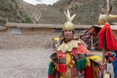 Juan Pablos Huanacchini, dressed in typical Inca attire, welcomes public outside the Inca ruins of Ollantaytambo, considered the gateway to the Inca citadel ruins of Machu Picchu, in Cusco, Peru, on January 28, 2023, where the attendance of public has drastically reduced. - The closure of train service to the archeological sites as a security measure due to the ongoing protests to oust the government of Peruvian President Dina Boluarte has reduced the number of daily visitors to this site, not exceeding one hundred, significantly reduced from the 4,000 daily visitors on average administrators say could arrive during the high season. (Photo by Cris BOURONCLE / AFP)Editoria: WARLocal: OllantaytamboIndexador: CRIS BOURONCLESecao: civil unrestFonte: AFPFotógrafo: STF<!-- NICAID(15335084) -->