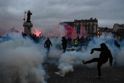 Protesters clash with police on the Place Vauban  during a rally on a second day of nationwide strikes and protests over the governments proposed pension reform, in Paris on January 31, 2023. - France braces for major transport blockages, with mass strikes and protests set to hit the country for the second time in a month in objection to the planned boost of the age of retirement from 62 to 64. On January 19, some 1.1 million voiced their opposition to the proposed shake-up -- the largest protests since the last major round of pension reform in 2010. (Photo by Alain JOCARD / AFP)<!-- NICAID(15336097) -->