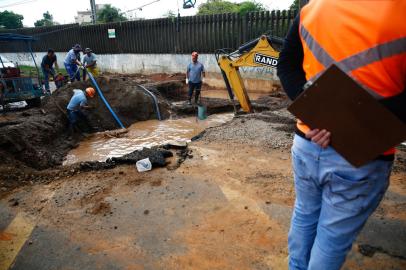 Sapucaia do Sul, RS, Brasil, 31/01/2023 - Rompimento de adutora causa falta de água em 13 bairros de Sapucaia do Sul desde o último sábado (28) - Foto: Jonathan Heckler/Agência RBS<!-- NICAID(15336147) -->