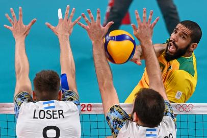 Brazils Wallace de Souza spikes the ball in the mens bronze medal volleyball match between Argentina and Brazil during the Tokyo 2020 Olympic Games at Ariake Arena in Tokyo on August 7, 2021. (Photo by JUNG Yeon-je / AFP)Editoria: SPOLocal: TokyoIndexador: JUNG YEON-JESecao: volleyballFonte: AFPFotógrafo: STF<!-- NICAID(15336323) -->