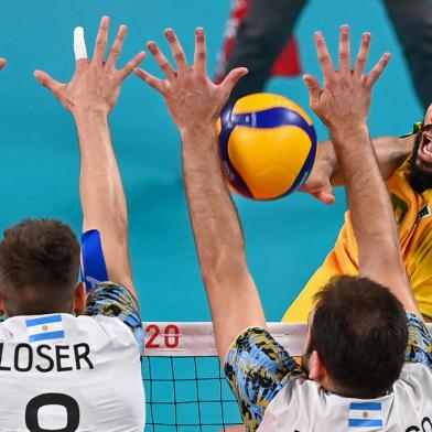 Brazils Wallace de Souza spikes the ball in the mens bronze medal volleyball match between Argentina and Brazil during the Tokyo 2020 Olympic Games at Ariake Arena in Tokyo on August 7, 2021. (Photo by JUNG Yeon-je / AFP)Editoria: SPOLocal: TokyoIndexador: JUNG YEON-JESecao: volleyballFonte: AFPFotógrafo: STF<!-- NICAID(15336323) -->