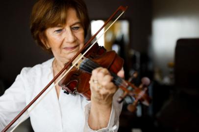 PORTO ALEGRE, RS - 31/01/2023 - MARIA STRINGHINI, 82 anos, é voluntária da ONG Parceiros Voluntários desde o início, em 1997. Ela toca violino em diversas instituições. A ONG está comemorando 26 anos neste mês de janeiro. FOTO: Camila Hermes, Agência RBS<!-- NICAID(15336357) -->