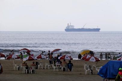 Mesmo com tempo nublado e chuva fraca, veranistas aproveitam praias gaúchas neste domingo<!-- NICAID(15334199) -->