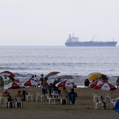 Mesmo com tempo nublado e chuva fraca, veranistas aproveitam praias gaúchas neste domingo<!-- NICAID(15334199) -->