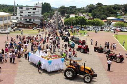 Com expectativa de reunir mais de 300 agricultores, Santuário de Caravaggio se prepara para benção de máquinas, em Farroupilha. Na foto: romaria votiva do ano passado. <!-- NICAID(15336859) -->