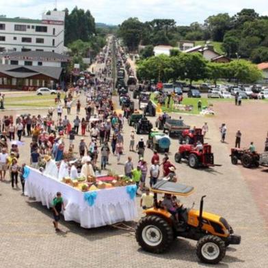 Com expectativa de reunir mais de 300 agricultores, Santuário de Caravaggio se prepara para benção de máquinas, em Farroupilha. Na foto: romaria votiva do ano passado. <!-- NICAID(15336859) -->