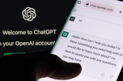 ChatGPT chat bot screen seen on smartphone and laptop display with Chat GPT login screen on the background. A new AI chatbot by OpenAI. Stafford, United Kingdom, December 13, 2022.Fonte: 553613988<!-- NICAID(15337194) -->