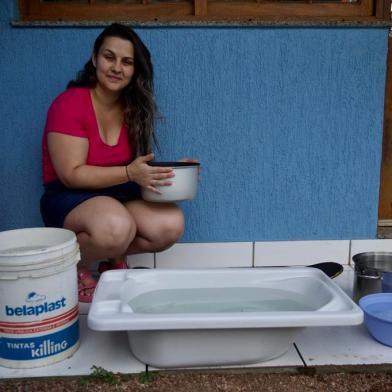 Gravataí, RS, Brasil, 01/02/2023 - Falta d¿água em Gravataí. Na foto Winnie Santos, 31 anos, dona de casa. Usou todos os vasilhames disponíveis para encher d¿água. - Foto: Jefferson Botega/Agência RBSIndexador: Jeff Botega<!-- NICAID(15336957) -->