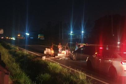 Protesto dos moradores do loteamento Chico Mendes devido a falta de água em Cachoeirinha / RS 118<!-- NICAID(15337538) -->