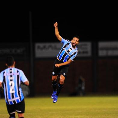 BENTO GONÇALVES, RS, BRASIL, 01/02/2023. Esportivo x Grêmio, jogo válido pela quarta rodada da primeira fase do Campeonato Gaúcho (Gauchão 2023) e realizado no estário Parque Esportivo Mantanha dos Vinhedos. (Porthus Junior/Agência RBS)<!-- NICAID(15337684) -->