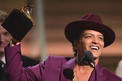 6042247301Singer Bruno Mars holds up the award for the Record of the Year, Uptown Funk onstage during the 58th Annual Grammy music Awards in Los Angeles February 15, 2016.  AFP PHOTO/  ROBYN BECK / AFP / ROBYN BECKEditoria: ACELocal: Los AngelesIndexador: ROBYN BECKSecao: musicFonte: AFPFotógrafo: STR<!-- NICAID(12016195) -->