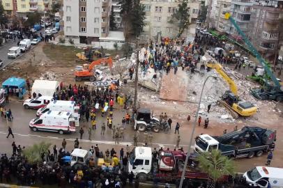 Rescuers search for survivors through the rubble in Sanliurfa, on February 6, 2023, after a 7.8-magnitude earthquake struck the countrys south-east. - At least 284 people died in Turkey and more than 2,300 people were injured in one of Turkeys biggest quakes in at least a century, as search and rescue work continue in several major cities. (Photo by AFP)<!-- NICAID(15341119) -->