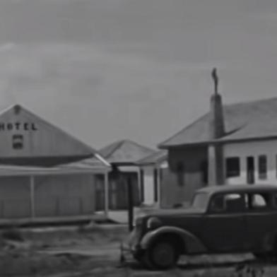 Praia do Pinhal, em 1955. Print de filme da Wilkens Filmes.<!-- NICAID(15343068) -->