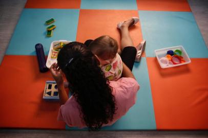 Porto Alegre, RS, Brasil, 08/02/2023 - Estudantes no retorno às aulas na EMEI Mamãe Coruja. Volta às aulas na rede municipal. Na foto, a bebê Julia com a monitora Jaqueline Bernardo Maciel.- Foto: Mateus Bruxel/Agência RBSIndexador: Mateus Bruxel<!-- NICAID(15343075) -->