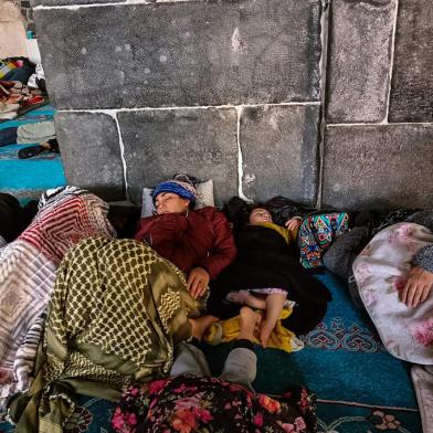 People rest in the historical Grand Mosque, where they found refuge, two days after a strong earthquake struck the region, in the southeastern Turkish city of Diyarbakir on February 8, 2023. - Many have taken refuge from relentless aftershocks, cold rain and snow in mosques, schools and even bus shelters -- burning debris to try to stay warm, after the earthquake, which is the largest Turkey had seen since 1939. (Photo by FULYA OZERKAN / AFP)<!-- NICAID(15343668) -->