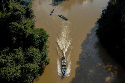 Aerial view of Porto do Arame, located on the banks of the Uraricoera river, which is the main access point for people trying to leave illegal mining sites inside Yanomami indigenous lands in Roraima state, Brazil on February 7, 2023. (Photo by MICHAEL DANTAS / AFP)<!-- NICAID(15343676) -->