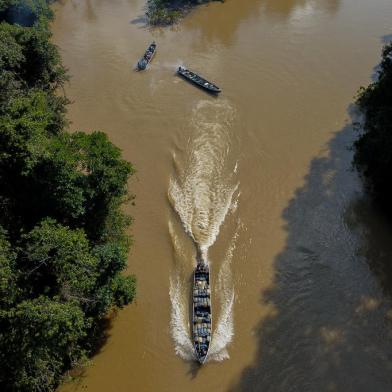 Aerial view of Porto do Arame, located on the banks of the Uraricoera river, which is the main access point for people trying to leave illegal mining sites inside Yanomami indigenous lands in Roraima state, Brazil on February 7, 2023. (Photo by MICHAEL DANTAS / AFP)<!-- NICAID(15343676) -->