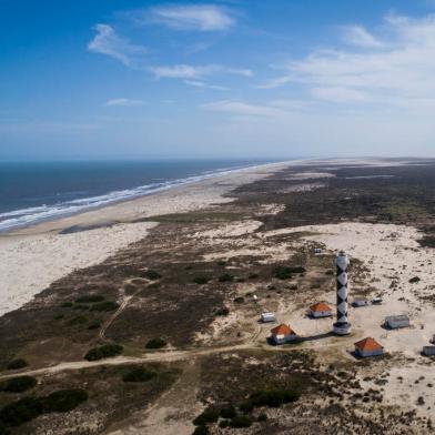 Santa Vitória do Palmar, RS, Brasil, 11-01-2023: Farol Albardão, o mais remoto e alto da costa gaúcha. Trilha de Longo Curso Cassino-Barra do Chuí. A Rede Brasileira de Trilhas é uma iniciativa do Governo Federal destinada a conectar pontos de interesse do patrimônio cultural e natural brasileiro por meio de trilhas de longo curso em todo o Brasil. Foto: Mateus Bruxel / Agência RBSLocal: Santa VitÃ³ria do Palmar<!-- NICAID(15327172) -->