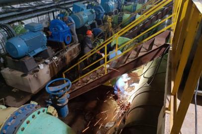 A Companhia Riograndense de Saneamento (CORSAN), concluiu às 3h desta quinta-feira (9) uma obra de manutenção preventiva na Estação de Tratamento de Água, em Gravataí. O serviço iniciou à noite passada e deixa desabastecidos 56 bairros da cidade.<!-- NICAID(15344433) -->