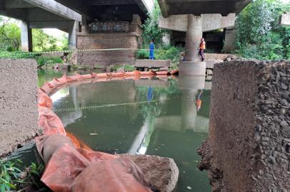 ***EM BAIXA***Boia de contenção colocada sob a ponte do Gravataí, entrada de Cachoeirinha, para impedir que mar de lixo chegue ao Guaíba em caso de chuva. Foto: Leandro Rodrigues / Agencia RBS<!-- NICAID(15344460) -->