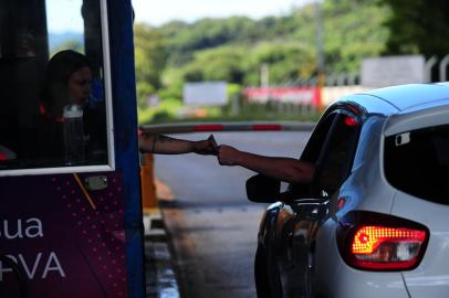 FLORES DA CUNHA, RS, BRASIL, 06/02/2023. Pedágio de Flores da Cunha que está sob nova administração da Caminhos da Serra Gaúcha (CSG) desde dia 1º de fevereiro; valor passou de R$ 6,30 para R$ 8,30. (Porthus Junior/Agência RBS)<!-- NICAID(15341667) -->