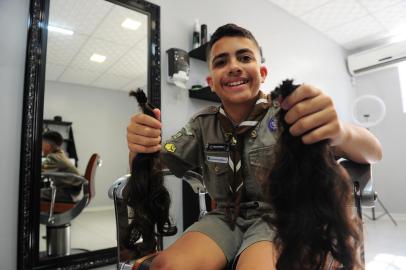 CAXIAS DO SUL, RS, BRASIL, 10/02/2023. Ariel Luís França Ferreira, 12 anos, decidiu deixar o cabelo crescer para realizar a doação para crianças com câncer. Após 3 anos, nesta sexta (10), ele foi a uma barbearia para cortar e separar o cabelo que será entregue a Associação de Amparo a Criança e ao Adolescente com Câncer da Serra Gaúcha (Domus), acompanhado dos pais, Daniel Ferreira, 47 anos, e Márcia França, 39 anos. (Bruno Todeschini/Agência RBS)Indexador: BTK<!-- NICAID(15345753) -->