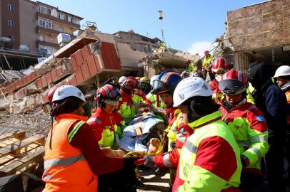 This photo taken and handed out on February 10, 2023 by the German relief organisation ISAR shows members of their rescue teams saving a woman from the rubble of a collapsed building in Kirikhan, Turkey, more than 100 hours after an earthquake hit Turkey and Syria. - According to ISAR Germany, the 40-year old woman named only as Zeynep was in stable condition and got immediate medical treatment. It took more than 50 hours for the teams of I.S.A.R. Germany, I.S.A.R. Turkey and the BRH Bundesverband Rettungshunde German federal rescue dog association to save the woman, who was trapped in a depth of several meters under the rubble. The 7.8-magnitude quake early on February 6 has killed more than 20,000 people in Turkey and war-ravaged Syria, according to officials and medics in the two countries, flattening entire neighbourhoods. (Photo by Handout / I.S.A.R. / AFP) / RESTRICTED TO EDITORIAL USE - MANDATORY CREDIT AFP PHOTO / ISAR Germany - NO MARKETING - NO ADVERTISING CAMPAIGNS - DISTRIBUTED AS A SERVICE TO CLIENTS<!-- NICAID(15345856) -->