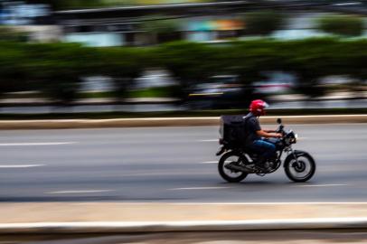 Motociclista - Foto: Caroline/stock.adobe.comFonte: 299390636<!-- NICAID(15342731) -->