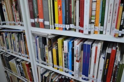 Secretaria Municipal da Cultura abre ao público a Biblioteca AMARPUAV amplia a possibilidade de pesquisa relacionada às Artes Visuais com a abertura da Biblioteca do Acervo Municipal de Artes Plásticas de Caxias do Sul<!-- NICAID(15346052) -->