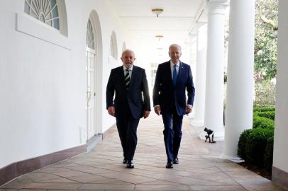 US President Joe Biden and Brazilian President Luiz Inacio Lula da Silva walk together along the Rose Garden colonnade at the White House in Washington, DC, February 10, 2023. (Photo by JONATHAN ERNST / POOL / AFP)<!-- NICAID(15346526) -->