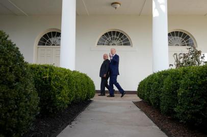 US President Joe Biden and Brazilian President Luiz Inacio Lula da Silva walk together along the Rose Garden colonnade at the White House in Washington, DC, February 10, 2023. (Photo by Alex Brandon / POOL / AFP)Editoria: POLLocal: WashingtonIndexador: ALEX BRANDONSecao: diplomacyFonte: POOLFotógrafo: STR<!-- NICAID(15346559) -->