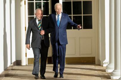 US President Joe Biden and Brazilian President Luiz Inacio Lula da Silva walk together along the Rose Garden colonnade at the White House in Washington, DC, February 10, 2023. (Photo by JONATHAN ERNST / POOL / AFP)Editoria: POLLocal: WashingtonIndexador: JONATHAN ERNSTSecao: diplomacyFonte: POOLFotógrafo: STR<!-- NICAID(15346545) -->