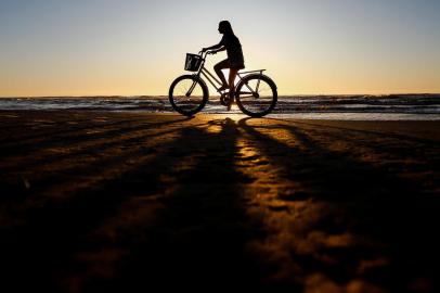 Capão da Canoa, RS, BrasilAmbiental. Dia começa com sol, pouco vento e nenhuma nuvem no céu no litoral norte.Fotos Jonathan Heckler<!-- NICAID(15346799) -->